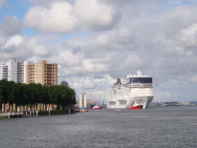 Cruiseschip ms Norwegian Epic aan de Cruise Terminal Rotterdam